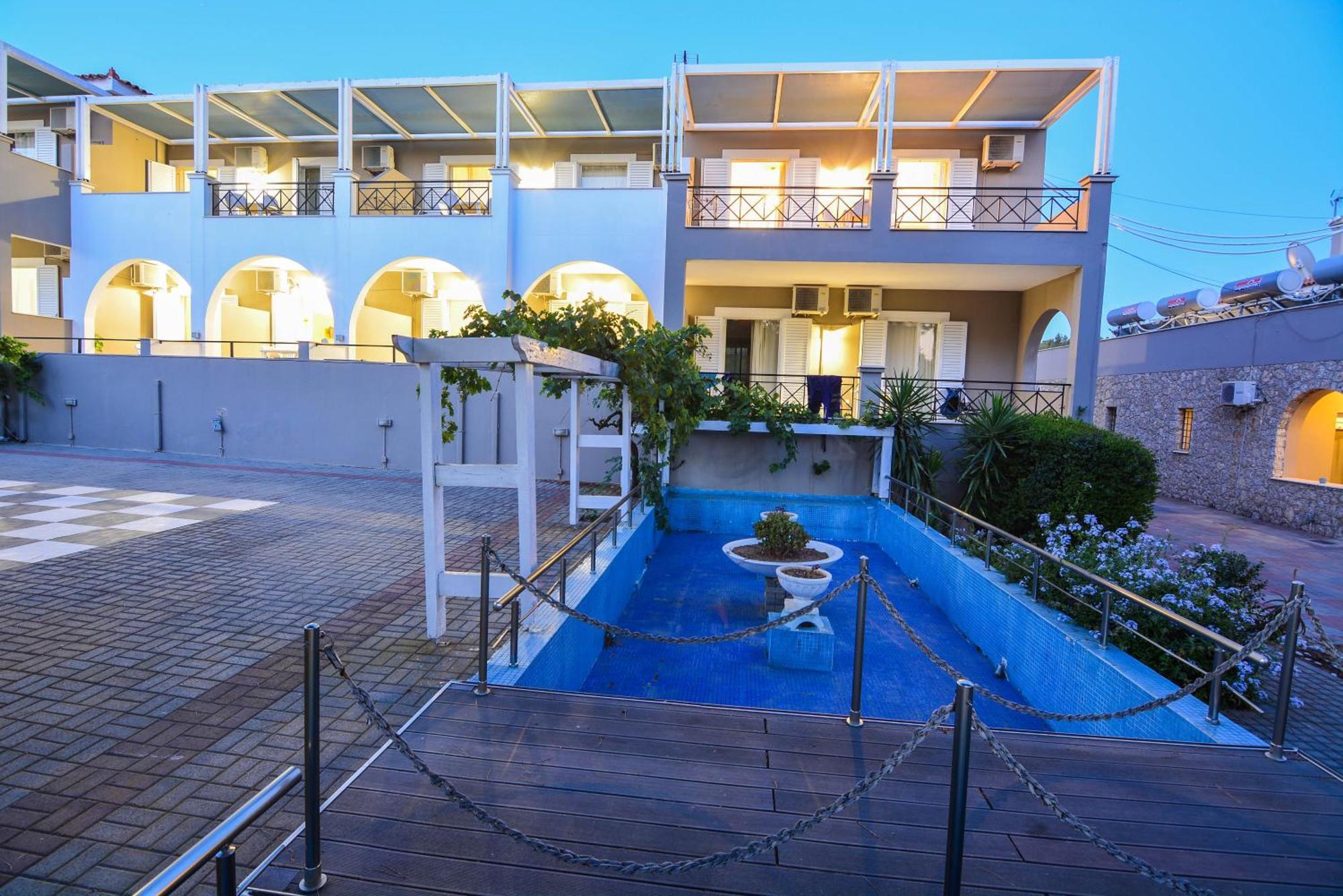 Epavlis Beach Resort ポルト・ヘリ エクステリア 写真